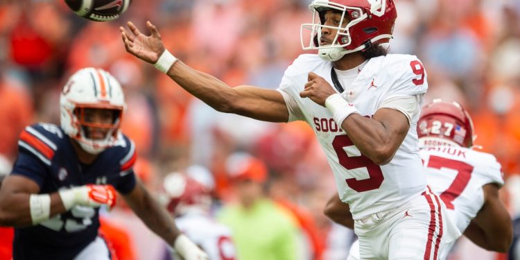 La intriga del QB en juego mientras el No. 18 Oklahoma y el No. 1 Texas renuevan su rivalidad