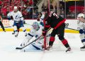 El triplete de Nikita Kucherov lleva a Lightning a superar a los Hurricanes