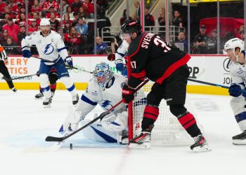 El triplete de Nikita Kucherov lleva a Lightning a superar a los Hurricanes