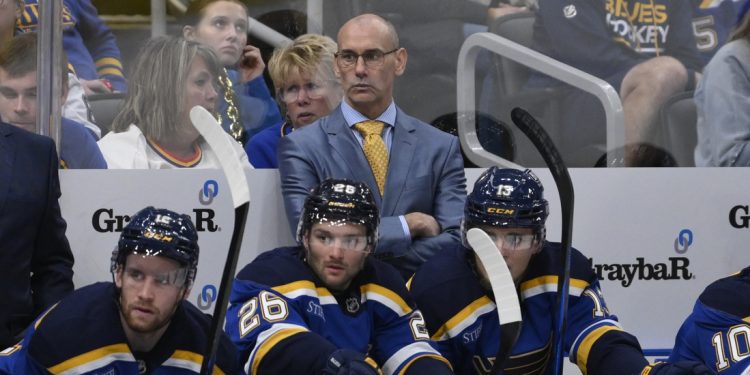 Los senadores atacan temprano y derrotan a los Blues por 8-1