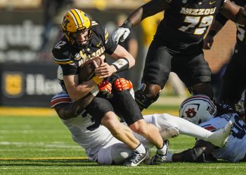 QB Brady Cook, No. 19 Missouri supera a Auburn