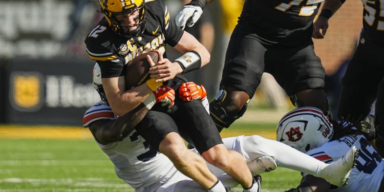 QB Brady Cook, No. 19 Missouri supera a Auburn
