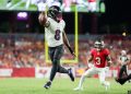 El esfuerzo de 5 TD de Lamar Jackson impulsa a los Ravens a superar a los Bucs