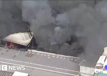 Enorme columna de humo mientras el incendio devora un centro comercial en Brasil