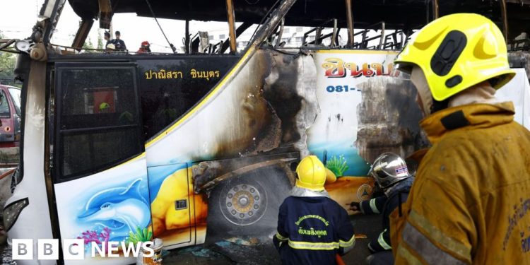Más de 20 niños muertos en accidente de autobús en Tailandia