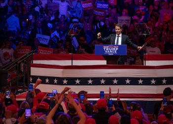 Las búsquedas en Google del comediante que contó chistes racistas en el mitin de Trump superan a Taylor Swift