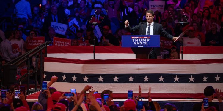 Las búsquedas en Google del comediante que contó chistes racistas en el mitin de Trump superan a Taylor Swift