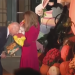 Biden ve a un bebé disfrazado de pollo para Halloween, así que, por supuesto, finge morderlo