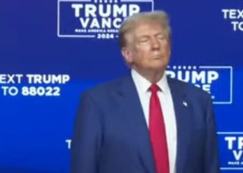 Trump pierde el control y corta el acceso al ayuntamiento para empezar a tocar música y balancearse