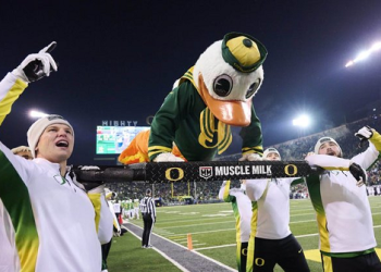 Semana 8 Encuesta de los 25 mejores de AP de fútbol americano universitario; Texas, Oregón en la cima