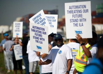 Trabajadores portuarios estadounidenses ponen fin a la huelga por la automatización mediante un acuerdo temporal