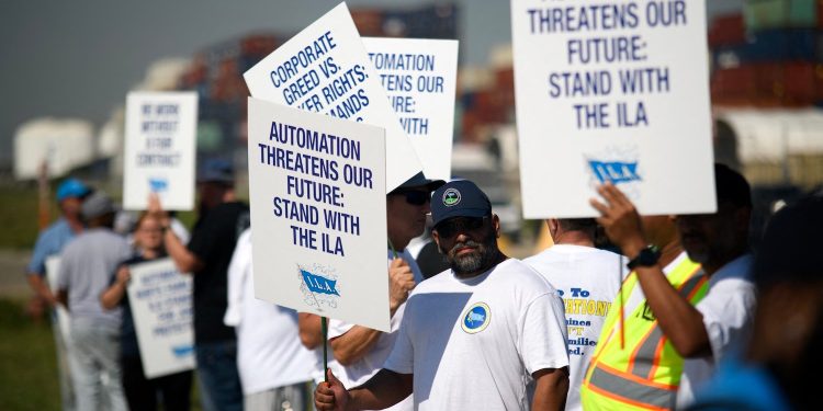 Trabajadores portuarios estadounidenses ponen fin a la huelga por la automatización mediante un acuerdo temporal