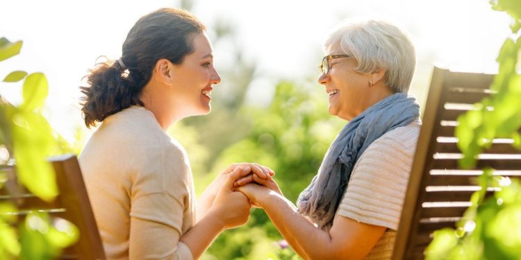 Consejos para los cuidadores de pacientes con cáncer de cabeza y cuello
