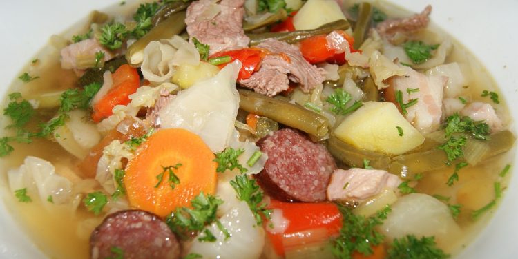 Salchicha ranchera, papas y judías verdes en olla de cocción lenta: una receta de cena perfecta para bajar de peso