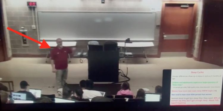 Profesor izquierdista promotor de la violencia captado por una cámara diciéndoles a sus estudiantes lo que podría pasar con los hombres que no votan por “una posible presidenta”: “¡Podríamos alinear a todos esos tipos y DISPARARLES! (VÍDEO) | El experto en puerta de enlace