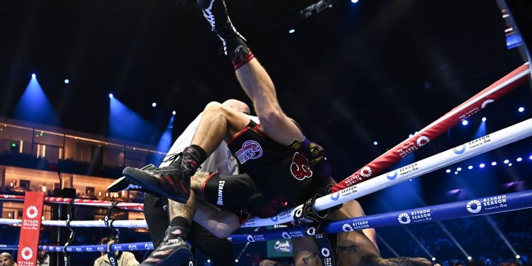 Ben Whittaker se lesionó después de caer fuera del ring mientras la pelea de Liam Cameron declaraba un empate por decisión dividida | Noticias del boxeo