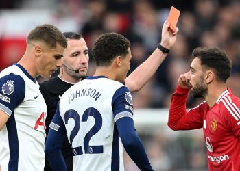 Oficiales del partido con micrófono: el jefe de PGMOL, Howard Webb, cree que el VAR debería haber anulado la tarjeta roja de Bruno Fernandes contra el Tottenham | Noticias de futbol