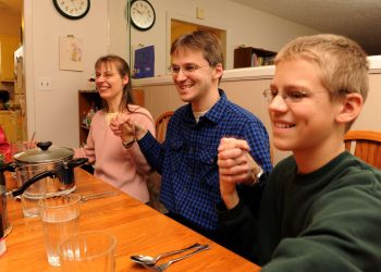 Los refugiados alemanes que reciben educación en el hogar pueden permanecer en EE. UU. un año más