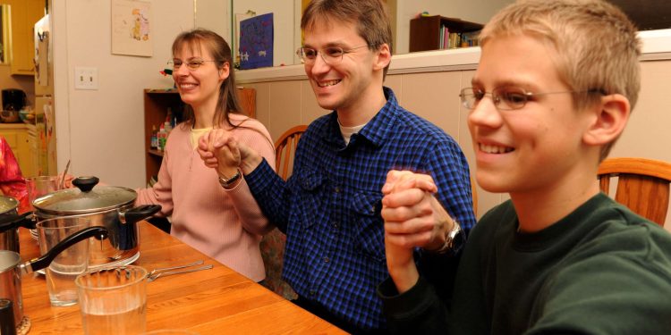 Los refugiados alemanes que reciben educación en el hogar pueden permanecer en EE. UU. un año más