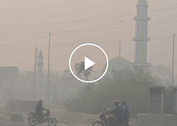 Una espesa capa de smog cubre una ciudad paquistaní