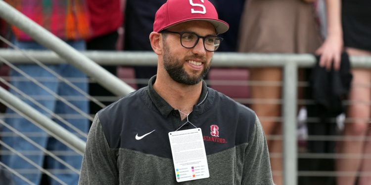 El fútbol de Stanford nombra al ex alumno Andrew Luck como gerente general