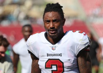 Informe: Los Bucs temen un desgarro en el pectoral del S Jordan Whitehead