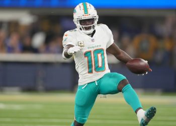 El WR de los Dolphins, Tyreek Hill (muñeca), planea jugar, afirma que la cirugía está sobre la mesa
