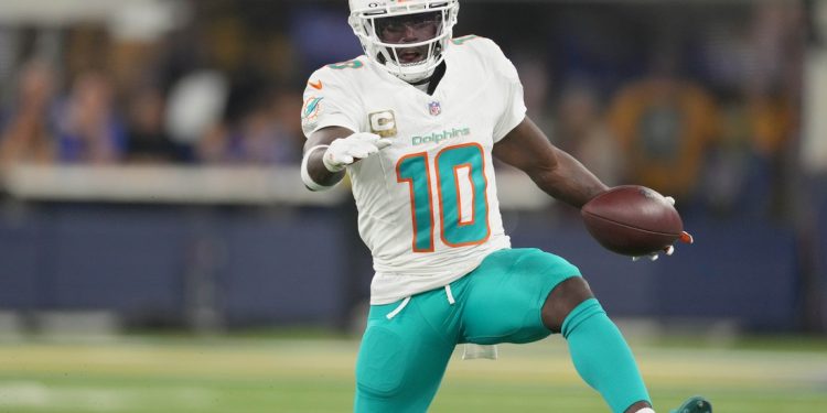 El WR de los Dolphins, Tyreek Hill (muñeca), planea jugar, afirma que la cirugía está sobre la mesa