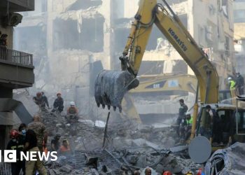 Edificio residencial en el centro de Beirut afectado por ataques aéreos masivos israelíes