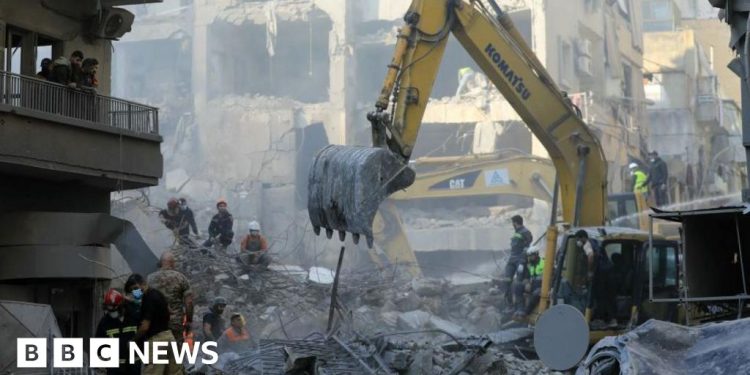 Edificio residencial en el centro de Beirut afectado por ataques aéreos masivos israelíes