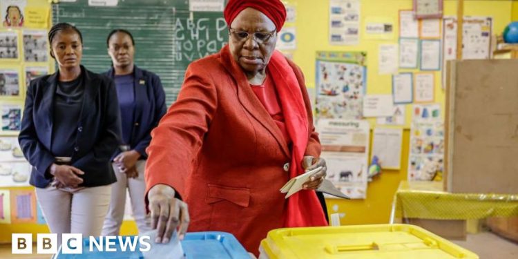 Los namibios esperan los resultados de las elecciones: Netumbo Nandi-Ndaitwah de Swapo se enfrenta a Panduleni Itula del IPC