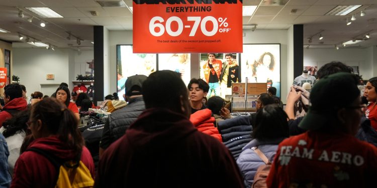 El miedo a los aranceles de Trump impulsa a los compradores a buscar ofertas del Black Friday | Noticias minoristas