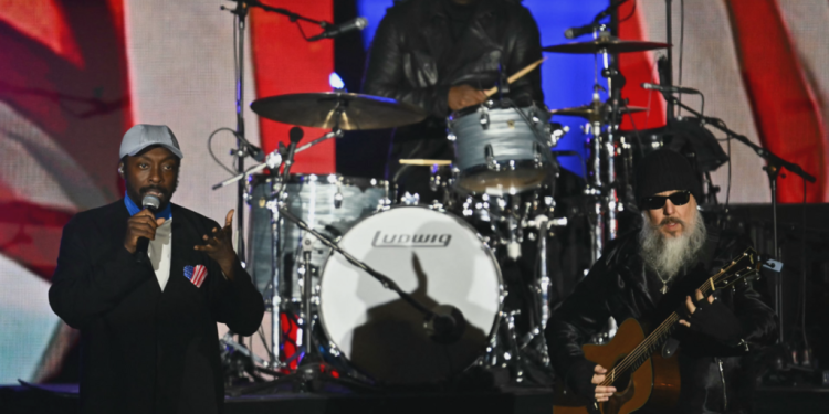 De la prohibición de libros al respaldo de celebridades: las guerras culturales electorales en EE.UU.