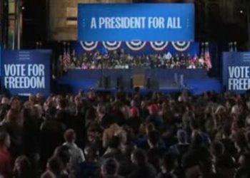 Kamala Harris atrae a una multitud masiva en Pittsburgh mientras Trump cierra las cortinas de los asientos