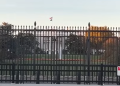 ¿Las paredes funcionan ahora? Se levanta valla alrededor de la Casa Blanca en previsión de la violencia del día de las elecciones