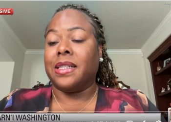 Funcionario de FEMA despedido por evitar casas dañadas por el huracán con carteles de Trump dice que la directiva estaba más extendida