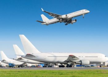 El transporte aéreo enfrenta oferta insuficiente y precios más bajos de aviones