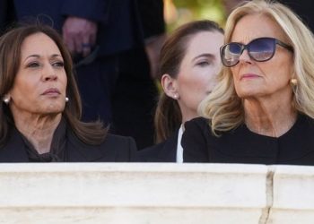 Jill Biden y Kamala Harris se sientan una al lado de la otra en el cementerio de Arlington y ¡puedes cortar la tensión con un cuchillo! (VÍDEO) | El experto en puerta de enlace