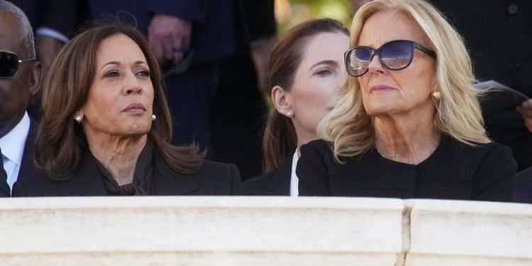 Jill Biden y Kamala Harris se sientan una al lado de la otra en el cementerio de Arlington y ¡puedes cortar la tensión con un cuchillo! (VÍDEO) | El experto en puerta de enlace