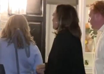 Kamala Harris fue captada diciéndole a una familia de Pensilvania que regresara al interior de su casa para poder tocar a la puerta (VIDEO) | El experto en puerta de enlace