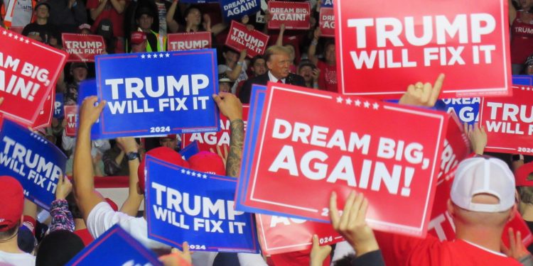 Fotos de TGP: El presidente Trump se manifiesta en Salem, Virginia, con el gobernador Youngkin | El experto en puerta de enlace