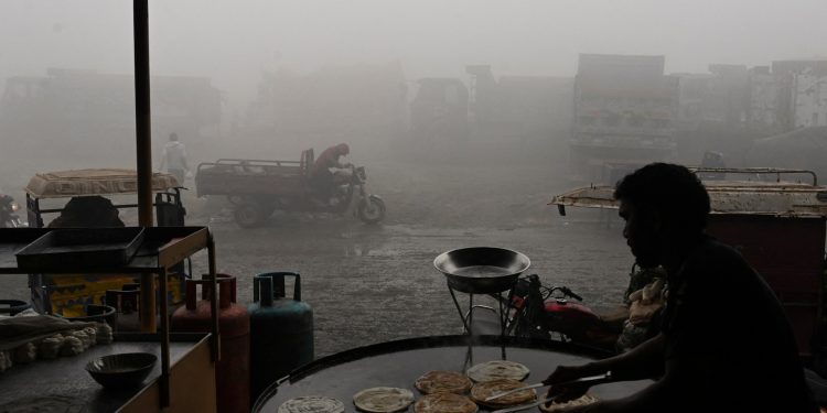 Las escuelas cerrarán debido a que la contaminación del aire alcanza niveles récord en Lahore, Pakistán | Noticias de Medio Ambiente