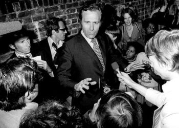 El político británico que fue sorprendido fingiendo su propia muerte