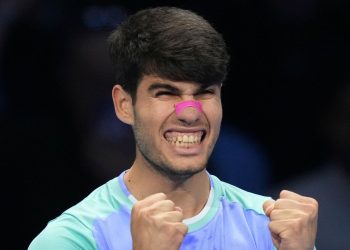 Finales ATP: Carlos Alcaraz vence a Andrey Rublev en sets corridos mientras supera una enfermedad en un choque crucial | Noticias de tenis