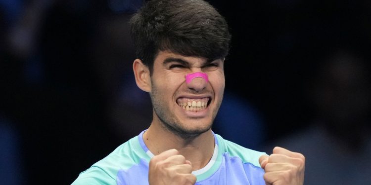 Finales ATP: Carlos Alcaraz vence a Andrey Rublev en sets corridos mientras supera una enfermedad en un choque crucial | Noticias de tenis
