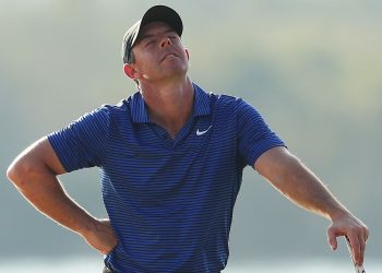 Campeonato HSBC de Abu Dhabi: Rory McIlroy deja escapar la carga de la tercera ronda cuando encuentra agua en el puesto 18 y se desliza cinco golpes detrás del líder Paul Waring | Noticias de golf