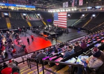 Trump está jugando con pequeñas multitudes y asientos vacíos en sus últimos mítines