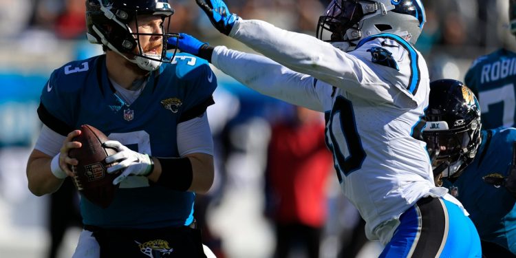 Informes: Los Bucs firman al ex LB de Pro Bowl Deion Jones