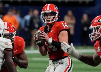El No. 2 Georgia, con nuevo titular como QB, se enfrenta al No. 7 Notre Dame en Sugar Bowl