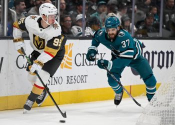 Los goles en falta de personal llevan a los Knights a vencer a los Sharks